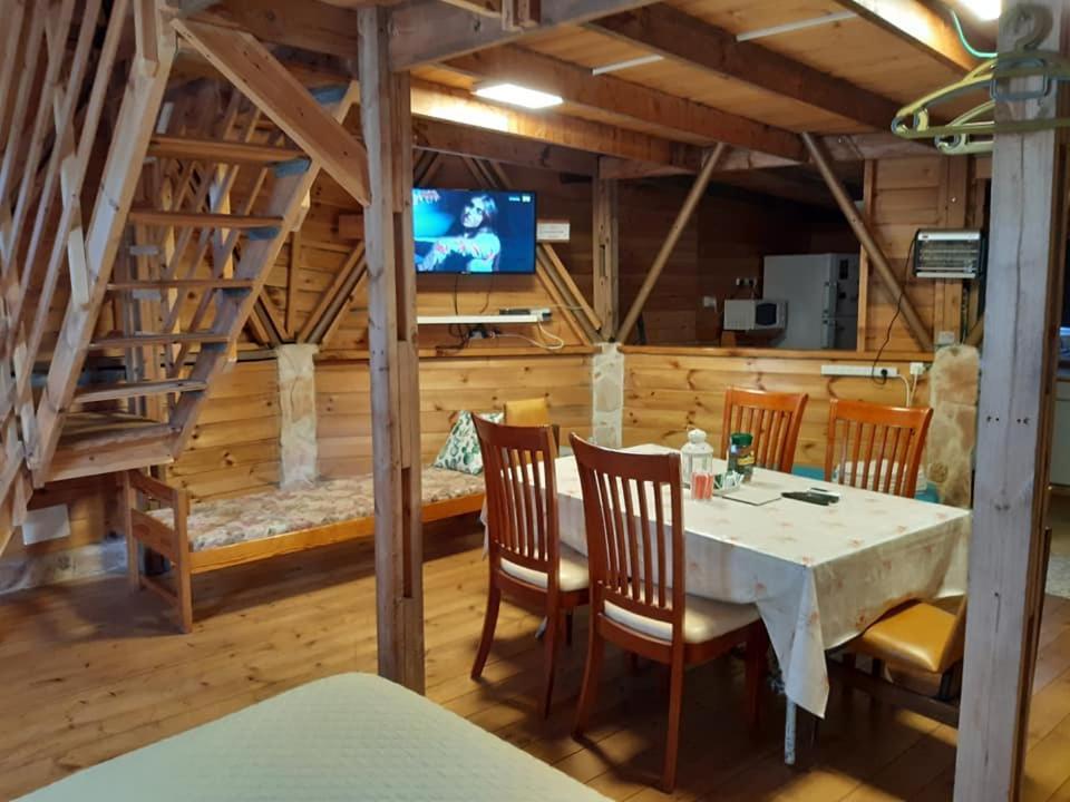 בקתת עץ בחורש במנות - דום גיאודזי - Wooden Cabin In Manot Zewnętrze zdjęcie