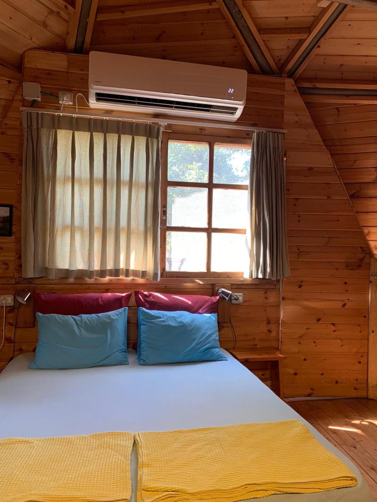 בקתת עץ בחורש במנות - דום גיאודזי - Wooden Cabin In Manot Zewnętrze zdjęcie